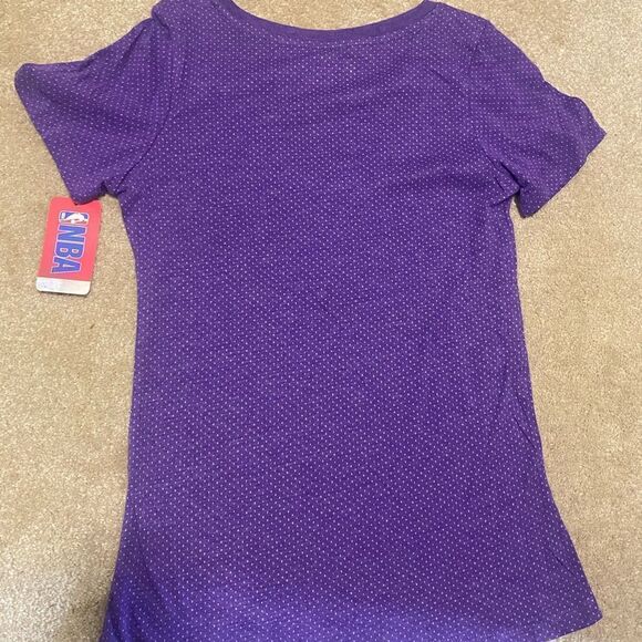 Women's Los Angeles Lakers Purple NBA Short Sleeve V-Neck Logo T-Shirt NWT M - Picture 3 of 4